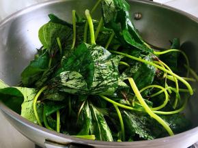 加入红薯叶翻炒十二下