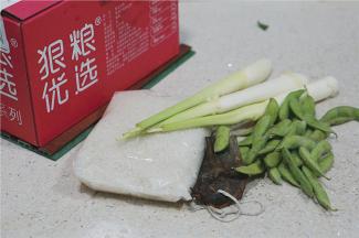 这款焖饭的有料：鲜米，腊牛肉，茭白，毛豆。