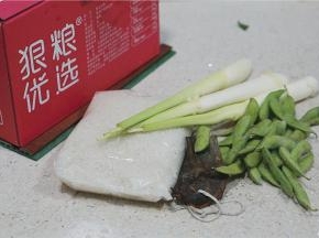 这款焖饭的有料：鲜米，腊牛肉，茭白，毛豆。