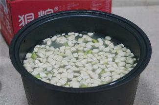 将所有的食材提前泡洗一下，可以直接用锅甑子和外釜。分别是甑子和外釜来泡洗。泡洗好了之后，将最里面的内胆取出就可以沥水了。
