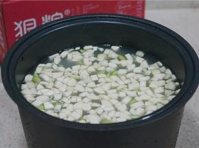 将所有的食材提前泡洗一下，可以直接用锅甑子和外釜。分别是甑子和外釜来泡洗。泡洗好了之后，将最里面的内胆取出就可以沥水了。