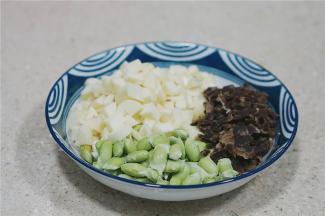 将腊牛肉先泡水再切成小丁，茭白切丁，然后毛豆仁剥出来。