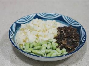 将腊牛肉先泡水再切成小丁，茭白切丁，然后毛豆仁剥出来。