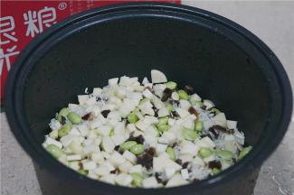 食材泡洗好之后沥好水，就可以准备来煮饭了。