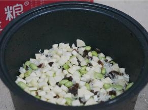食材泡洗好之后沥好水，就可以准备来煮饭了。