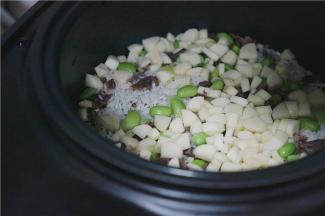 将内胆装回至锅里，注意要将孔对应好。煮饭的水量跟平时煮饭的水量一样，或是按锅的刻度来添加水。