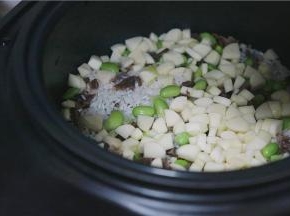 将内胆装回至锅里，注意要将孔对应好。煮饭的水量跟平时煮饭的水量一样，或是按锅的刻度来添加水。