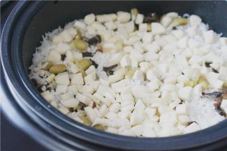 选择好煮饭的类型及口感，一锅又鲜又饱满的焖饭就完成啦。