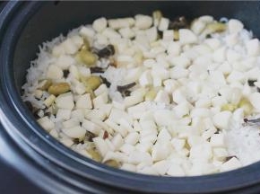 选择好煮饭的类型及口感，一锅又鲜又饱满的焖饭就完成啦。