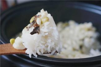 看看米饭，真是跟普通饭煲煮出来的不一样呢。