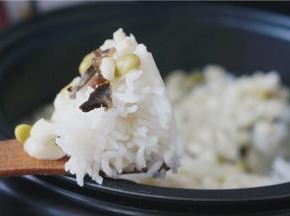 看看米饭，真是跟普通饭煲煮出来的不一样呢。