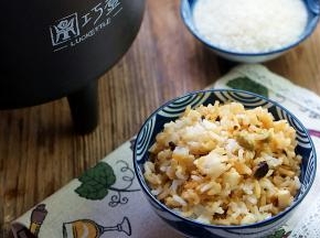 经过泡煮沥蒸的米饭真是好吃极啦，就是这么的简单好吃的焖饭就完成啦。