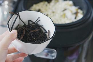 然后加入葱油及生抽，拌至饭粒挂味就可以。