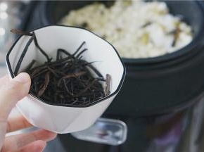 然后加入葱油及生抽，拌至饭粒挂味就可以。