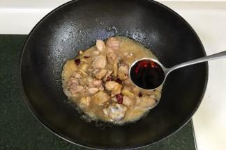 倒入生抽和老抽，加入白胡椒粉翻炒。