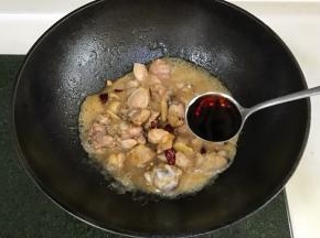 倒入生抽和老抽，加入白胡椒粉翻炒。