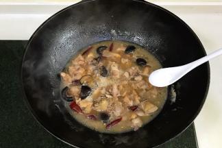 加入香菇和盐，倒入淹没过鸡块的清水，转小火焖煮约15分钟。