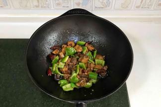 待鸡肉软烂，汤汁浓稠时加入青椒翻炒均匀即可。