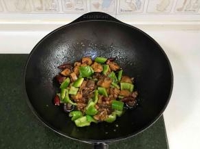 待鸡肉软烂，汤汁浓稠时加入青椒翻炒均匀即可。