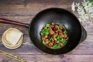 待鸡肉软烂，汤汁浓稠时加入青椒翻炒均匀即可。