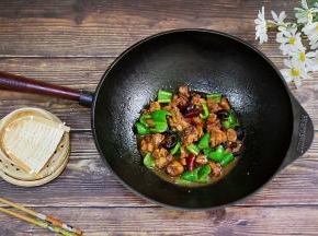 待鸡肉软烂，汤汁浓稠时加入青椒翻炒均匀即可。
