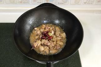 加干辣椒和生姜片。