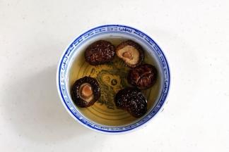 干香菇洗净用温水浸泡半小时。