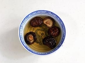 干香菇洗净用温水浸泡半小时。