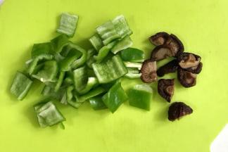 青椒和香菇切块。