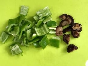 青椒和香菇切块。