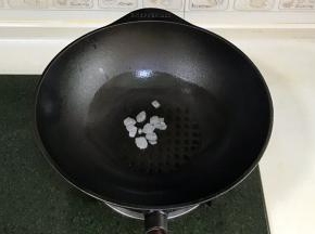 锅中倒入食用油，加入冰糖，小火炒出糖色。