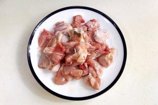 鸡腿剁成大小均匀的块状。