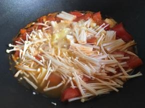 因内脂豆腐易碎，可以不用刀切碎，直接小截挤入锅中即可，然后再放入金针菇，一起煮2~3分钟；