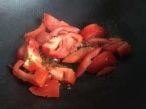 起锅倒入少许油，油热倒入番茄，不停翻炒使番茄变软出汁；