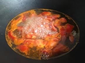 往锅中倒入1碗温水，大火烧开；