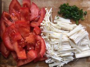 番茄切块，金针菇去掉尾部，然后切成小段，香葱切碎备用；