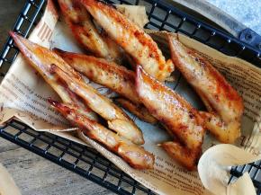 藤椒味烤鸡翅尖越吃越过瘾，连骨头都一起嚼。