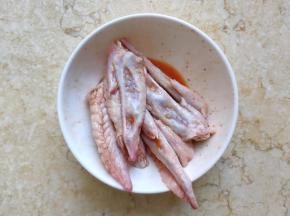 鸡翅尖与藤椒味调料汁混合均匀，  腌制四小时。  如果是放入冰箱腌制，建议提前一晚腌制。
