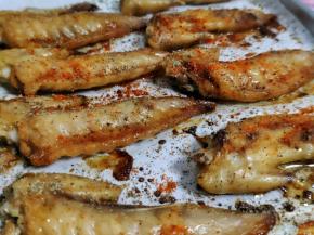 烤制时间过半时，可将鸡翅尖取出，   两面撒上孜然粉辣椒粉后继续烤制。