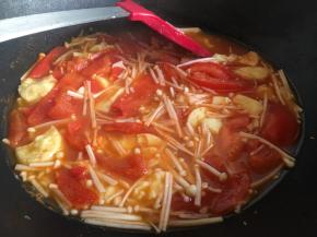 继续倒入半勺糖、适量盐，用锅铲搅拌均匀；