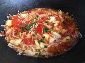 翻拌均匀后，撒入葱花，出锅装盘就可以食用了。