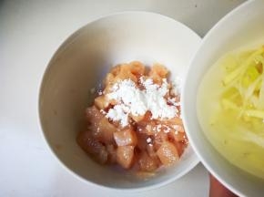 放入两勺料酒半小勺盐，糖，黑胡椒粉抓匀再放入玉米淀粉再抓匀，放入半个鸡蛋清抓匀