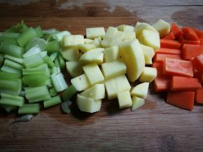 土豆，胡萝卜，芹菜切各去皮成丁