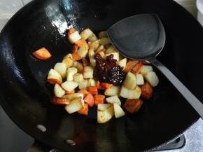 放入两勺黄豆酱翻炒出焦酱香味