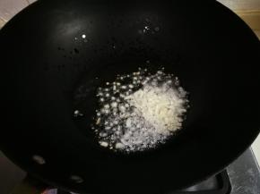 热锅凉油放入姜末煎出香味