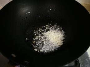 热锅凉油放入姜末煎出香味