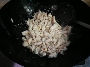 放入鸡丁划熟盛出