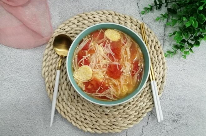 西红柿金针菇豆腐汤