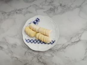 豆腐洗干净，切成片