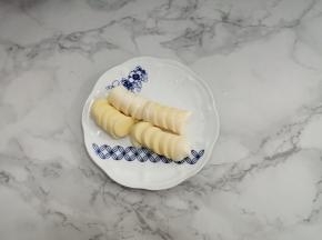 豆腐洗干净，切成片